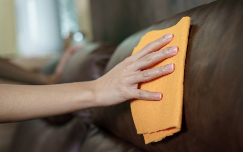 Loại bỏ bụi bẩn bằng khăn mềm và máy hút bụi