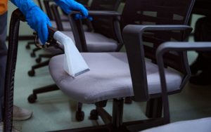 Sử dụng nước ấm pha xà phòng